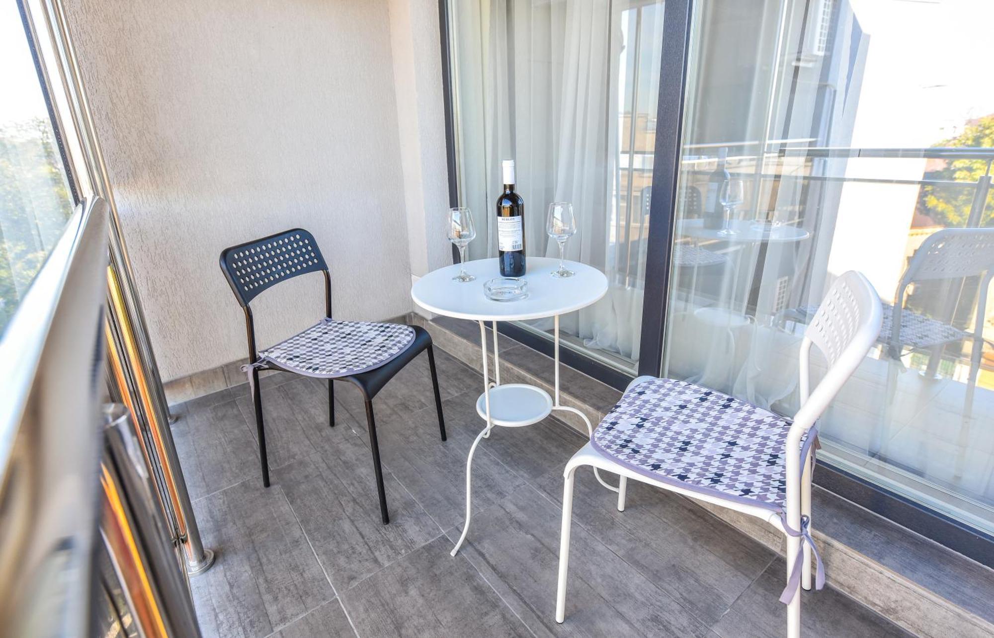 Dracula Adventure Tours Accommodation Boekarest Buitenkant foto